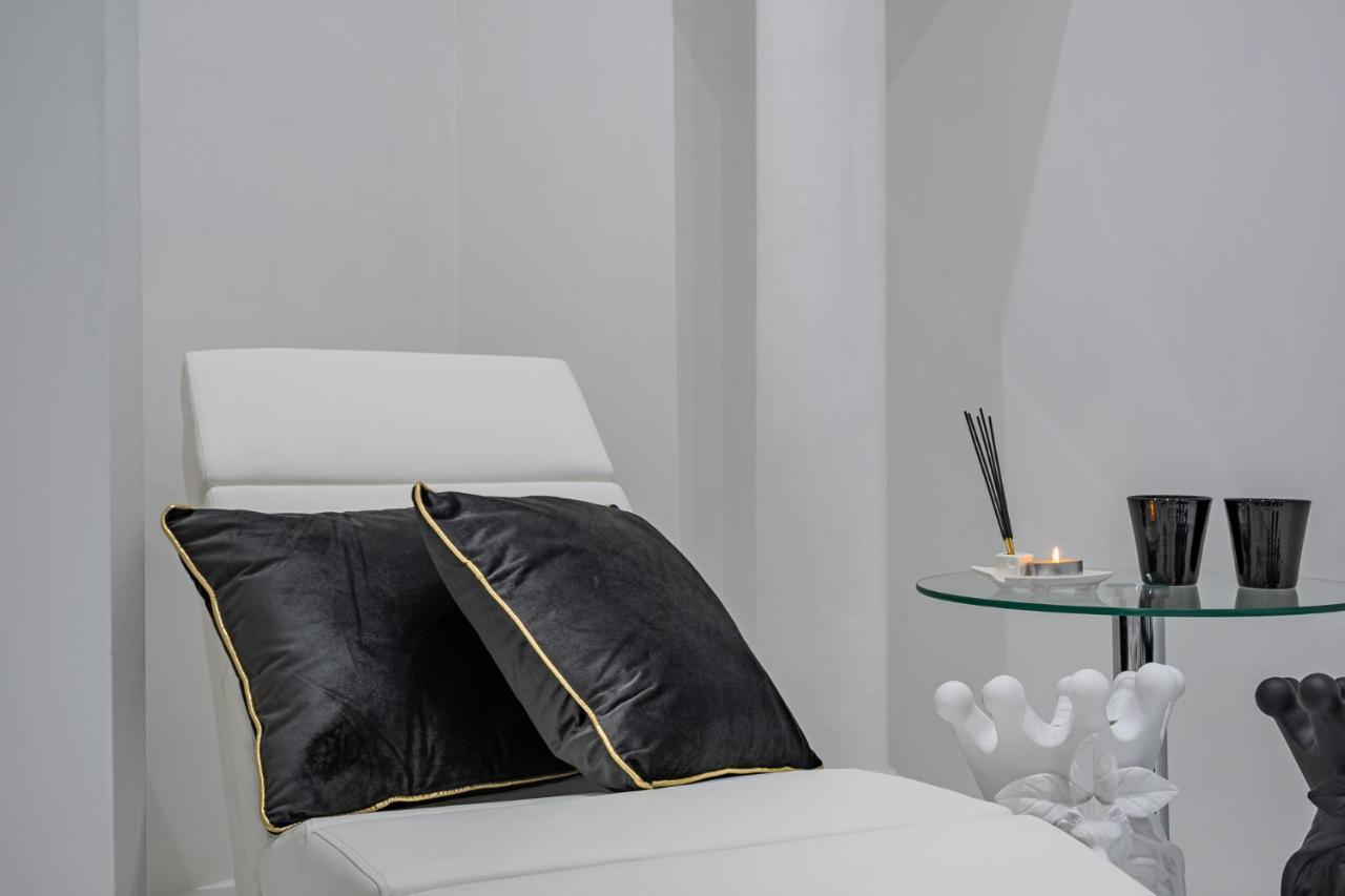 Angel & Demon Apartment Rom